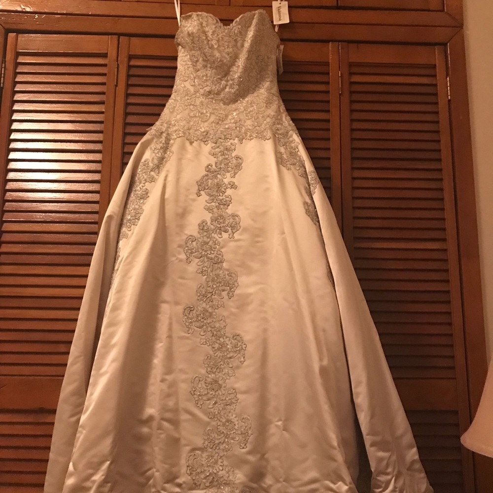 Eve of Milady Wedding Dress. Style 1411.